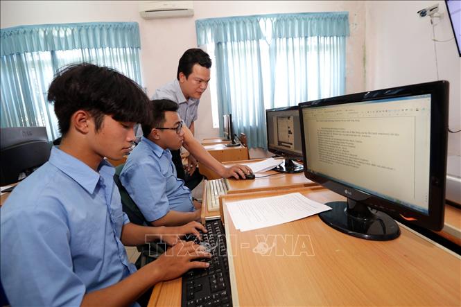 Trong ảnh: Tiết học Tin học Văn phòng của Trường Trung cấp nghề - Giáo dục thường xuyên Hồng Ngự, hiện nay Trường đang đào tạo cho 531 sinh viên với 8 ngành học. Ảnh: Anh Tuấn – TTXVN