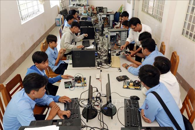 Trong ảnh: Tiết học Kỹ thuật sửa chữa, lắp ráp máy tính của Trường Trung cấp nghề - Giáo dục thường xuyên Hồng Ngự, hiện nay Trường đang đào tạo cho 531 sinh viên với 8 ngành học. Ảnh: Anh Tuấn – TTXVN