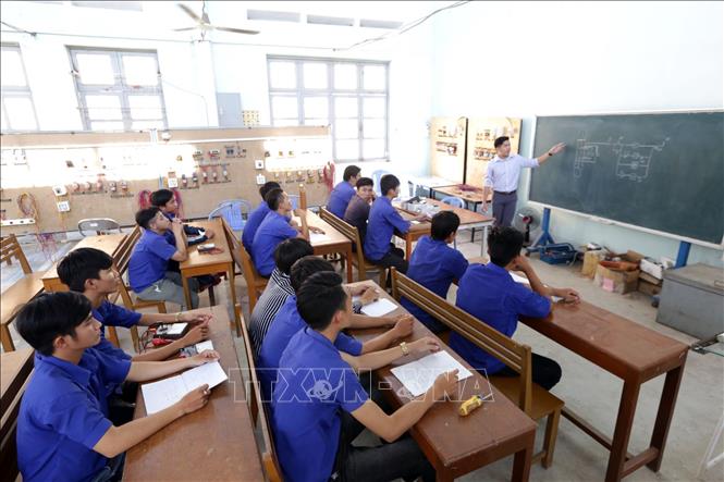 Trong ảnh: Tiết học Điện công nghiệp của Trường Trung cấp nghề - Giáo dục thường xuyên Hồng Ngự, hiện nay Trường đang đào tạo cho 531 sinh viên với 8 ngành học. Ảnh: Anh Tuấn – TTXVN
