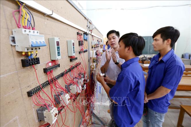 Trong ảnh: Tiết học Điện công nghiệp của Trường Trung cấp nghề - Giáo dục thường xuyên Hồng Ngự, hiện nay Trường đang đào tạo cho 531 sinh viên với 8 ngành học. Ảnh: Anh Tuấn – TTXVN