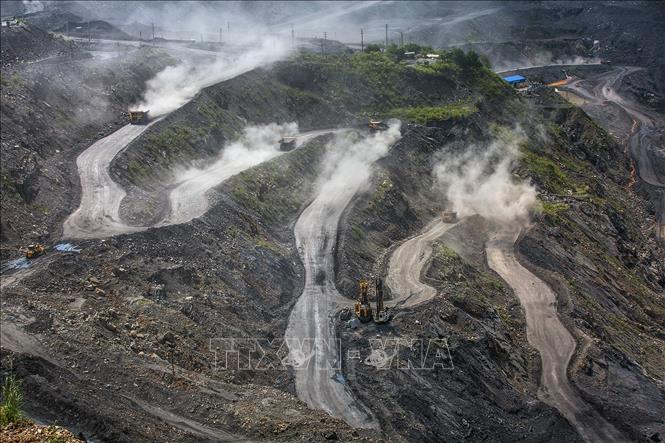 Photo: Exploiting coal at Coc Sau mine in the northern province of Quang Ninh. VNA Photo: Trọng Đạt