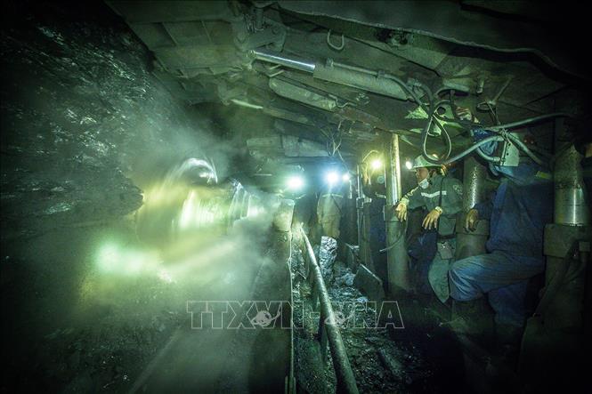 Photo: Exploiting coal at the depth of 230m at Khe Cham pit in the northern province of Quang Ninh. VNA Photo: Trọng Đạt