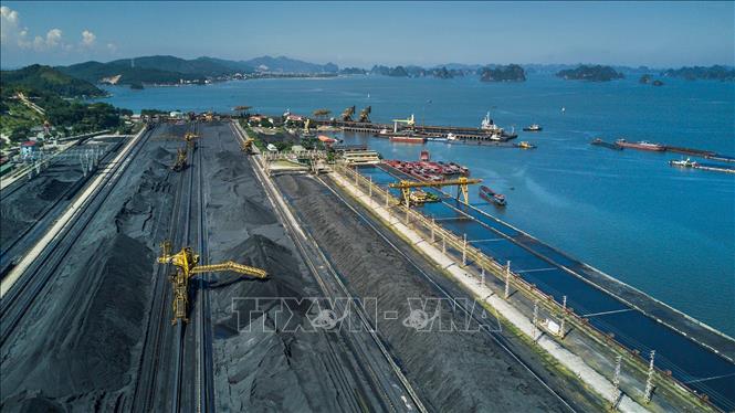 Photo: Selecting and pouring coal into ships at Cua Ong coal port in the northern province of Quang Ninh. VNA Photo: Trọng Đạt