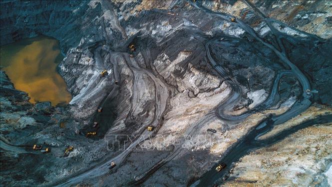 Photo: Exploiting coal at Coc Sau mine in the northern province of Quang Ninh. VNA Photo: Trọng Đạt