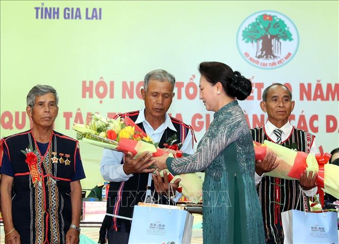 Trong ảnh: Chủ tịch Quốc hội Nguyễn Thị Kim Ngân tặng hoa và Kỷ niệm chương cho các Già làng Tây Nguyên tiêu biểu. Ảnh: Trọng Đức – TTXVN