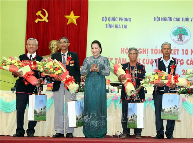 Trong ảnh: Chủ tịch Quốc hội Nguyễn Thị Kim Ngân tặng hoa và Kỷ niệm chương cho các Già làng Tây Nguyên tiêu biểu. Ảnh: Trọng Đức – TTXVN