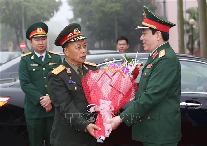 Photo: Gen. Luong Cuong (R) welcomes Lt. Gen. Thongloi Silivong (L). VNA Photo: Dương Giang