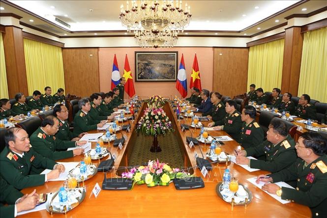 Photo: A view of the talks between Gen. Luong Cuong and Lt. Gen. Thongloi Silivong. VNA Photo: Dương Giang