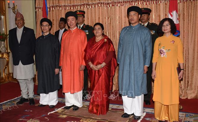 Trong ảnh: Đại sứ Phạm Sanh Châu và đoàn chụp ảnh cùng Tổng thống Nepal Bidya Devi Bhandari sau khi trình Quốc thư. Ảnh: Huy Lê - Phóng viên TTXVN tại Ấn Độ