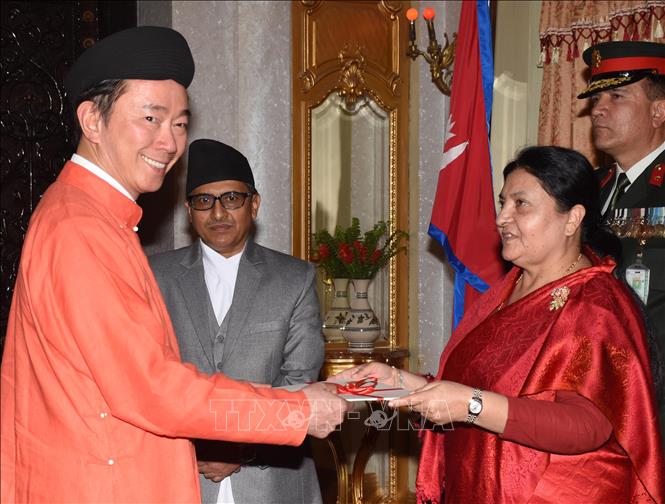 Trong ảnh: Đại sứ Phạm Sanh Châu trình Quốc thư lên Tổng thống Nepal Bidya Devi Bhandari. Ảnh: Huy Lê - Phóng viên TTXVN tại Ấn Độ