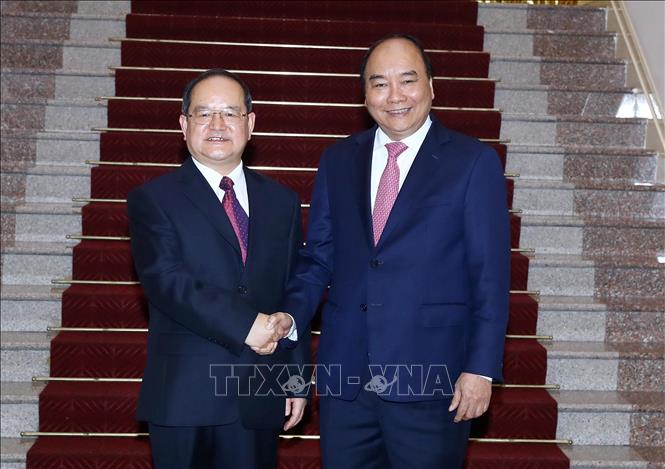 Photo: Prime Minister Nguyen Xuan Phuc (R) and Secretary of the Party Committee of Guangxi Zhuang Autonomous Region of China Lu Xinshe. VNA Photo: Thống Nhất 