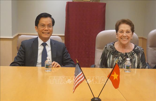 Trong ảnh: Đại sứ Việt Nam tại Mỹ Hà Kim Ngọc và bà Ann Mills-Griffiths, Chủ tịch Liên đoàn các gia đình tìm kiếm quân nhân Mỹ bị mất tích trong chiến tranh ở Việt Nam (POW/MIA) tại buổi trao tặng. Ảnh: Đặng Huyền - PV TTXVN tại Mỹ