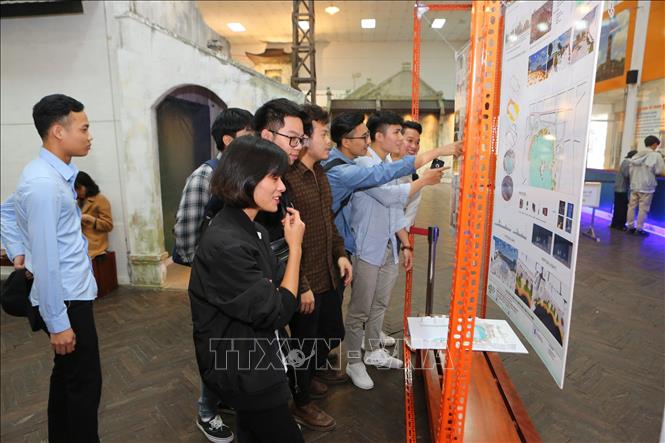 Trong ảnh: Du khách tham quan khu Trưng bày mô hình thiết kế 