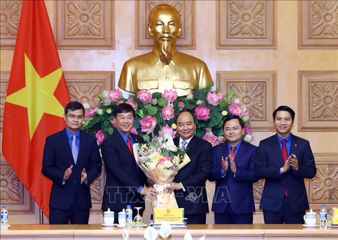 Trong ảnh: Thủ tướng Nguyễn Xuân Phúc tặng hoa cho Trung ương đoàn TNCS Hồ Chí Minh. Ảnh: Thống Nhất – TTXVN