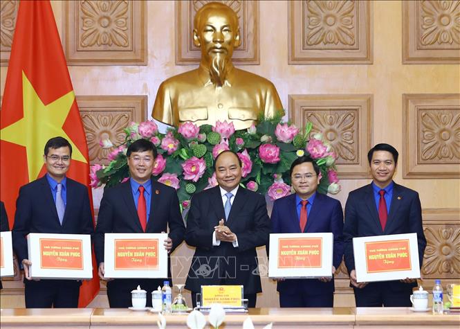 Trong ảnh: Thủ tướng Nguyễn Xuân Phúc tặng quà cho Trung ương đoàn TNCS Hồ Chí Minh. Ảnh: Thống Nhất – TTXVN