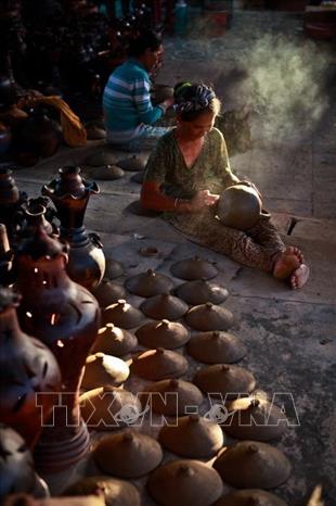 Trong ảnh: Sản phẩm gốm Bàu Trúc được tạo hình từ những đôi bàn tay khéo léo và bằng loại đất sét mịn đặc biệt của người Chăm. Gốm Chăm là di sản quý giá và đã có một thời kỳ phát triển rực rỡ ở vùng Đông Nam Á, tuy nhiên đến nay gốm Chăm chỉ còn tồn tại ở làng Bàu Trúc (tỉnh Ninh Thuận) và làng gốm Bình Đức (tỉnh Bình Thuận). Bên cạnh hai làng gốm này còn làng gốm Karango- Chu ru (Lâm Đồng) có ảnh hưởng và đồng dạng với gốm Chăm. Trong quá trình hội nhập nghệ thuật làm gốm truyền thống ở ba ngôi làng này có hiện tượng bị mai một. Ảnh: Trọng Đạt – TTXVN