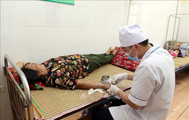 Trong ảnh: Khám, điều trị cho bệnh nhân tại bệnh viện đa khoa huyện Bắc Hà. Ảnh: Quốc Khánh - TTXVN