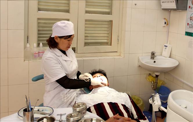 Trong ảnh: Khám răng hàm mặt cho bệnh nhân tại bệnh viện đa khoa huyện Bắc Hà. Ảnh: Quốc Khánh - TTXVN