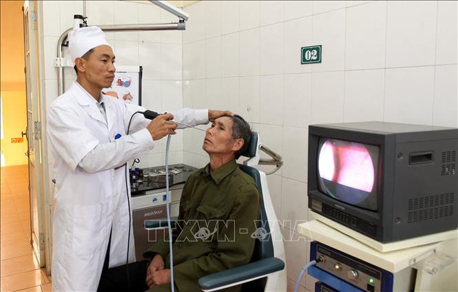  Trong ảnh: Khám nội soi Tai - Mũi - Họng tại bệnh viện đa khoa huyện Bắc Hà. Ảnh: Quốc Khánh - TTXVN
