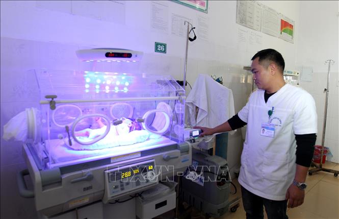 Trong ảnh: Nhiều trang thiết bị hiện đại được đưa vào hoạt động tại bệnh viện phục vụ nhu cầu khám chữa bệnh cho nhân dân trên địa bàn huyện. Ảnh: Quốc Khánh - TTXVN