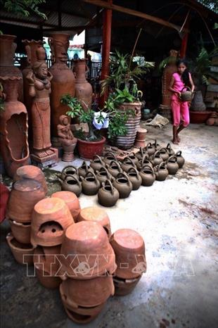 Trong ảnh: Nhiều làng gốm cổ trên thế giới đã mất thế nhưng gốm Chăm Việt Nam vẫn còn tồn tại, giữ được hồn tinh túy và giữ được vẻ đẹp hoang sơ của gốm cổ cách đây hàng trăm năm. Đó là giá trị độc đáo và trường tồn của gốm Chăm, xứng đáng được UNESCO công nhận là Di sản Văn hóa phi vật thể của nhân loại. Ảnh: Trọng Đạt – TTXVN