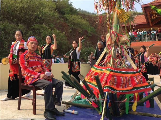 Trong ảnh: Nghi thức cầu mưa. Ảnh: Nguyễn Cường - TTXVN