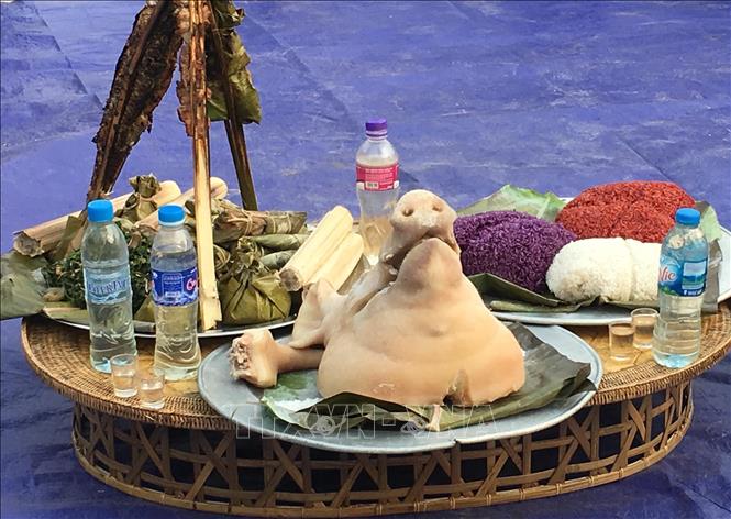 Trong ảnh: Đồ cúng trong Lễ hội cầu mưa. Ảnh: Nguyễn Cường - TTXVN