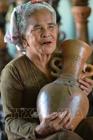 Photo: An artisan with Bau Truc pottery jar at the Bau Truc pottery village. The village is one of the oldest of its kind in Southeast Asia. VNA Photo: Thanh Hà