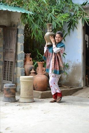 Photo: An artisan with Bau Truc pottery jar at the Bau Truc pottery village. The village is one of the oldest of its kind in Southeast Asia. VNA Photo: Thanh Hà