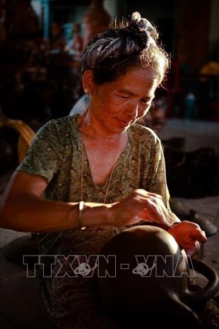 Photo: A Cham artisan makes pottery at the Bau Truc Pottery Village. VNA Photo: Trọng Đạt.