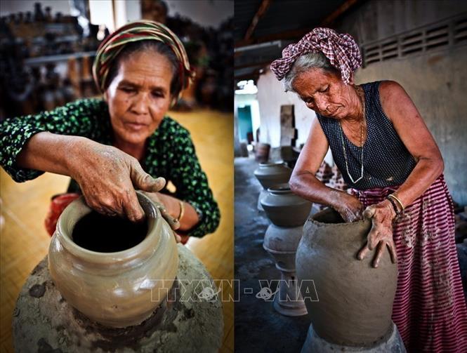 Photo: Cham artisans making pottery at the Bau Truc Pottery Village. One of the most outstanding features of the traditional Cham pottery is the technique of shaping their wares by hand rather than by a wheel and their use of simple tools or shells to decorate the products.  VNA Photo: Trọng Đạt.