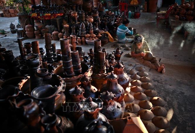 Photo: The Bau Truc Pottery village's items. One of the most outstanding features of the traditional Cham pottery is the technique of shaping their wares by hand rather than by a wheel and their use of simple tools or shells to decorate the products.  VNA Photo: Trọng Đạt.