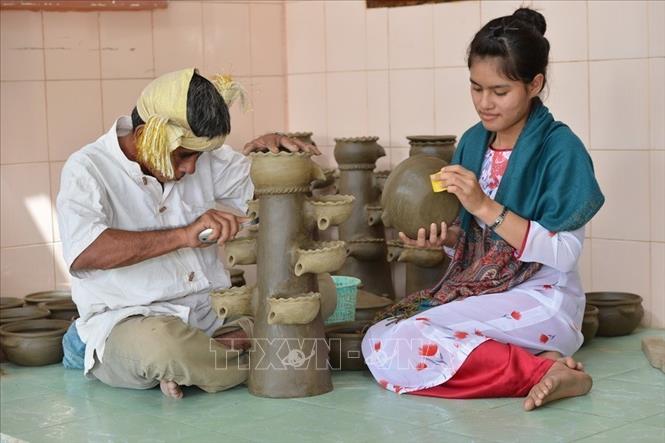 Photo: Cham artisans make pottery at the Bau Truc Pottery Village. The village is one of the oldest of its kind in Southeast Asia.  VNA Photo: Thanh Hà