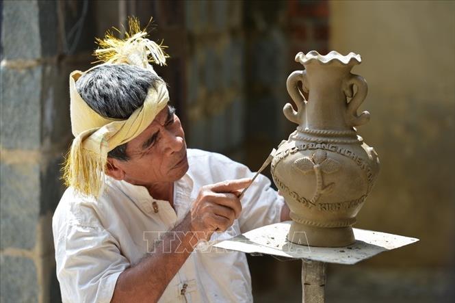 Photo: A Cham artisan makes pottery at the Bau Truc Pottery Village. The village is one of the oldest of its kind in Southeast Asia.  VNA Photo: Thanh Hà