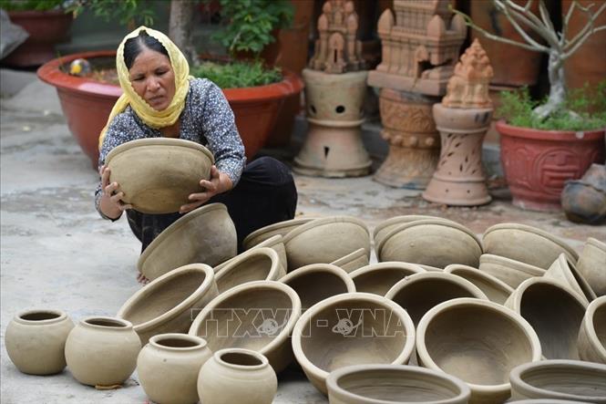 Photo: Bau Truc pottery products are now very diverse and plentiful in designs, sizes and colors.  VNA Photo: Thanh Hà