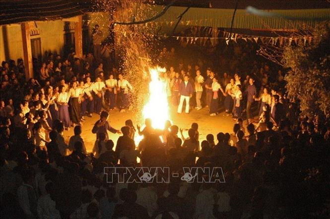 Photo: There are about 30 Xoe dances, which have been developed, protected and handed down through generations intact over hundreds of years, including xoe quat (xoe dance with a fan), xoe khan (xoe dance with a scarf), xoe non (xoe dance with a conical hat) and many others with contents reflecting community activities and expressing the Thai people’s emotion.  VNA Photo: Xuân Trường