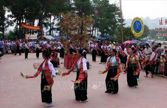 Photo: There are about 30 Xoe dances, which have been developed, protected and handed down through generations intact over hundreds of years, including xoe quat (xoe dance with a fan), xoe khan (xoe dance with a scarf), xoe non (xoe dance with a conical hat) and many others with contents reflecting community activities and expressing the Thai people’s emotion.  VNA Photo: Phương Hoa