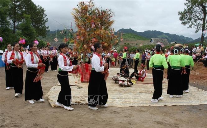 Photo: There are about 30 Xoe dances, which have been developed, protected and handed down through generations intact over hundreds of years, including xoe quat (xoe dance with a fan), xoe khan (xoe dance with a scarf), xoe non (xoe dance with a conical hat) and many others with contents reflecting community activities and expressing the Thai people’s emotion.  VNA Photo: Phương Hoa