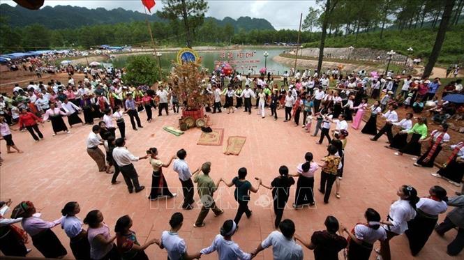 Photo: There are about 30 Xoe dances, which have been developed, protected and handed down through generations intact over hundreds of years, including xoe quat (xoe dance with a fan), xoe khan (xoe dance with a scarf), xoe non (xoe dance with a conical hat) and many others with contents reflecting community activities and expressing the Thai people’s emotion.  VNA Photo: Xuân Trường