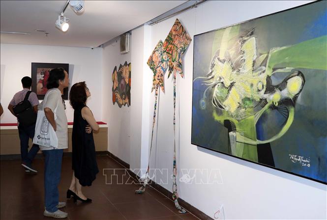 Trong ảnh: Khách tham quan các tác phẩm hội họa tại triển lãm. Ảnh: Trần Lê Lâm - TTXVN