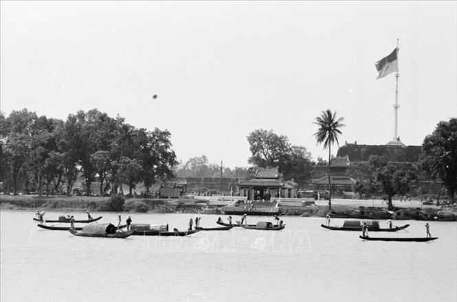 Trong ảnh: Cờ của Chính phủ cách mạng lâm thời tung bay trên cột cờ thành phố Huế. Ảnh: Lâm Hồng Long - TTXVN
