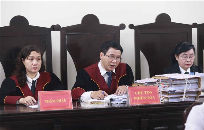 Trong ảnh: Chủ tọa phiên tòa xét hỏi các bị cáo. Ảnh: Doãn Tấn - TTXVN