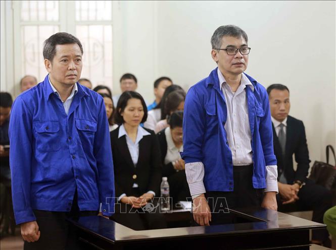Trong ảnh: Bị cáo Võ Quang Huy (đứng bên trái, sinh năm 1961, nguyên Chánh kế toán VSP) và bị cáo Từ Thành Nghĩa (đứng bên phải, sinh năm 1962, nguyên Tổng Giám đốc VSP) tại phiên tòa. Ảnh: Doãn Tấn - TTXVN