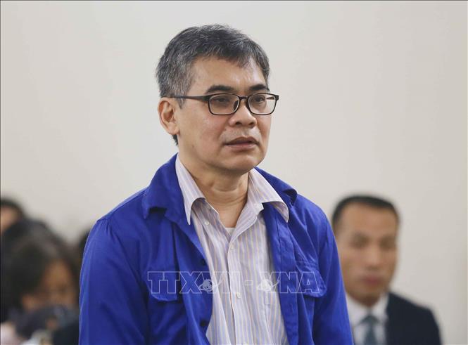 Trong ảnh: Bị cáo Từ Thành Nghĩa (đứng bên phải, sinh năm 1962, nguyên Tổng Giám đốc VSP) tại phiên tòa. Ảnh: Doãn Tấn - TTXVN