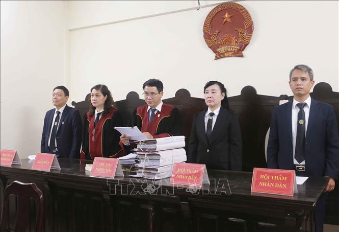 Trong ảnh: Hội đồng xét xử khai mạc phiên tòa. Ảnh: Doãn Tấn - TTXVN