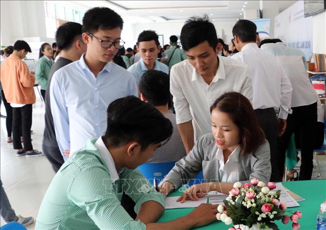 Trong ảnh: Cung cấp các thông tin tuyển dụng cho sinh viên tại ngày hội việc làm. Ảnh: Trần Lê Lâm - TTXVN