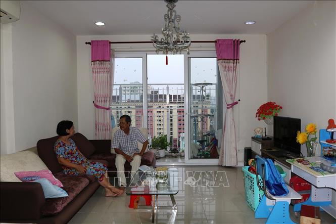 Trong ảnh: Gia đình ông Hồ Lê Hải ở block B, chung cư Carina Plaza đã ổn định cuộc sống sau gần 1 năm xảy ra vụ hỏa hoạn.
Ảnh: Thanh Vũ - TTXVN