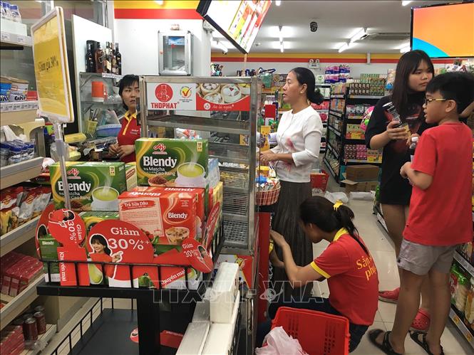 Trong ảnh: Cư dân mua sắm tại cửa hàng VinMart+, ở block A chung cư Carina Plaza. Ảnh: Thanh Vũ - TTXVN