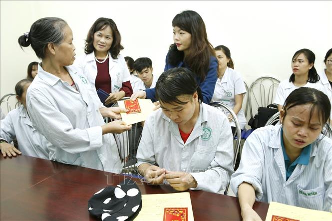 Trong ảnh: Phòng công tác xã hội bệnh viện Bạch Mai vận động các nhà hảo tâm ủng hộ kinh phí để phát phiếu ăn miễn phí cho người bệnh có hoàn cảnh đặc biệt khó khăn. Ảnh: Dương Ngọc – TTXVN