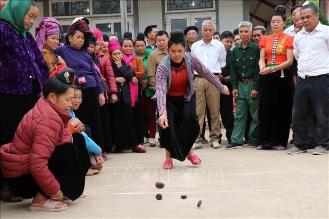 Người dân tộc Thái ở thành phố Sơn La (tỉnh Sơn La) chơi tó má lẹ tại Lễ hội hoa ban năm 2019. Ảnh: Nguyễn Cường - TTXVN.